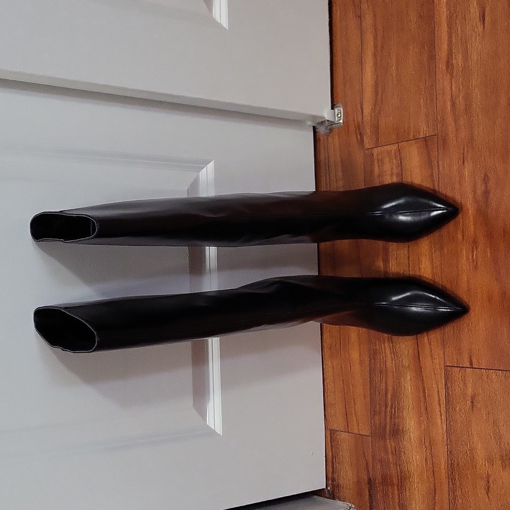 Zip less 2.5in black faux leather boots.